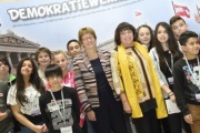 Gruppenfoto: Präsidentin der Parlamentarischen Versammlung des Europarates Anne Brasseur (Mitte) und Nationalratsabgeordnete Gisela Wurm (Mitte) (S) mit SchülerInnen