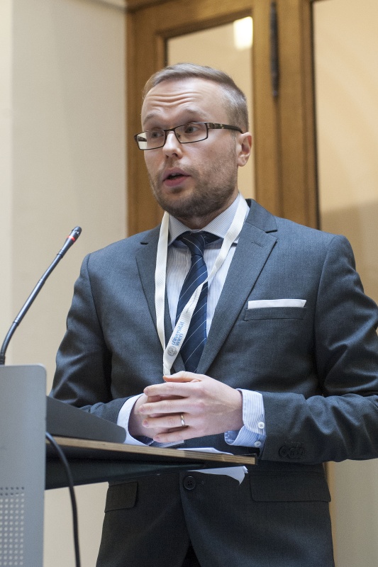 Panel 1: Universität Jyvaeskylae - Finland Teemu Haekkinen am Rednerpult