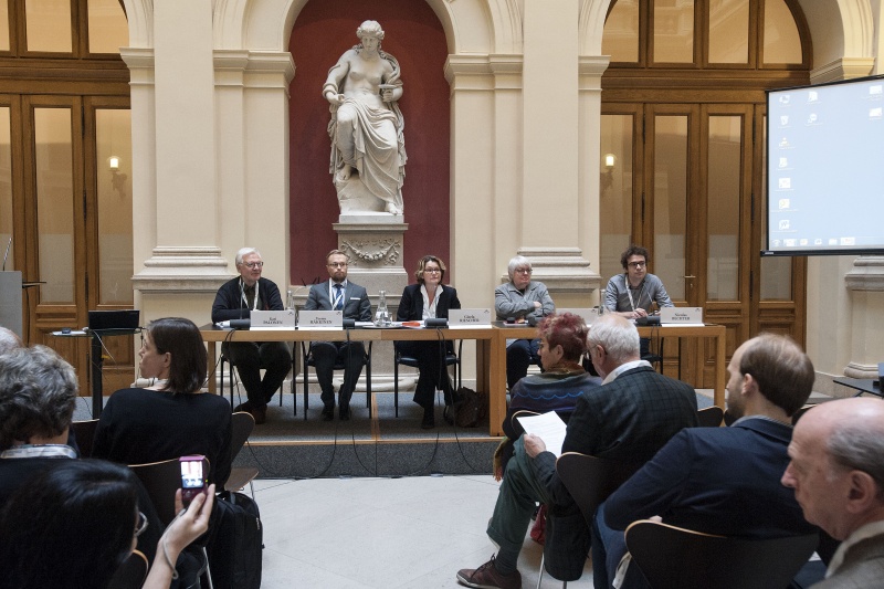 Übersicht Panel 1: v.li. Universität Jyvaeskylae - Finland Kari Palonen und Teemu Haekkinen, Moderatorin Universität Freiburg Gisela Riescher, Universität Wien Eva Kreisky und Nicolas Bechter am Podium