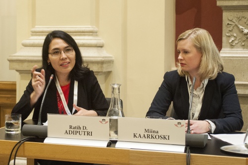 Panel 2: v.li. Universität Jyvaeskylae - Finland Ratih D. Adiputri (am Wort) und Miina Kaarkoski