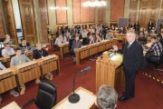 Bundesratespräsident Gottfried Kneifel (V) begrüßt die Jugendlichen