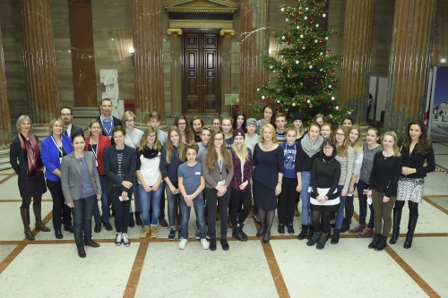 Gruppenfoto mit Nationalratspräsidentin Doris Bures (S) und den SchülerInnen der HLW des Schulvereins der Kreuzschwestern Linz