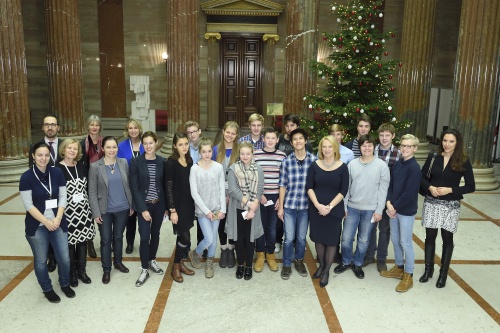 Gruppenfoto mit Nationalratspräsidentin Doris Bures (S) und den SchülerInnen des Akademischen Gymnasiums Linz