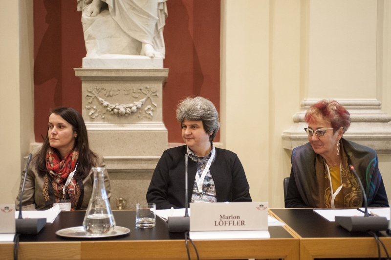 Panel 3: Übersicht Podium v.li. Universität Innsbruck Maria Stopfner, Universität Wien Marion Löffler Moderation und Zayed University Abu Dhabi Cornelia Ilie
