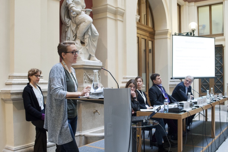 Panel 4: Universität Wien Edma Ajanovic bei ihrem Vortrag am Rednerpult