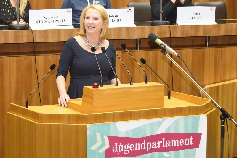 Nationalratspräsidentin Doris Bures (S) am begrüßt die Schüler/innen