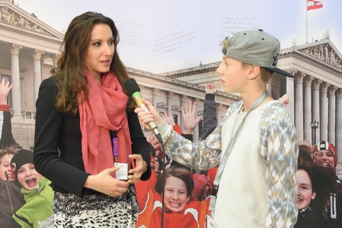 Nationalratsabgeordnete Petra Steger (F) im Interview mit einem Schüler