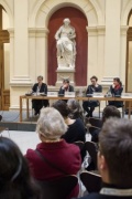 Panel 5: Podium v.li.: Universität Wien Kathrin Braun (am Wort), Brigitte Bailer, Nicolas Bechter und Karin Liebhart. Blick Richtung VeranstaltungsteilnehmerInnen