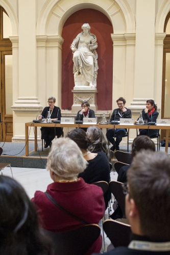 Panel 5: Podium v.li.: Universität Wien Kathrin Braun (am Wort), Brigitte Bailer, Nicolas Bechter und Karin Liebhart. Blick Richtung VeranstaltungsteilnehmerInnen