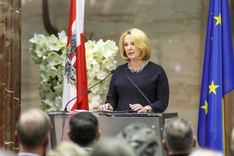 Nationalratspräsidentin Doris Bures (S) bei ihrer Ansprache am Rednerpult