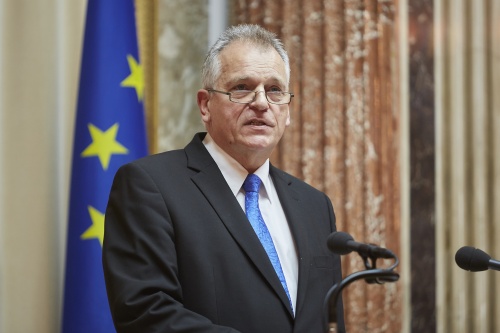 Bundesratspräsident Gottfried Kneifel (V) bei seiner Abschiedsrede am Präsidium