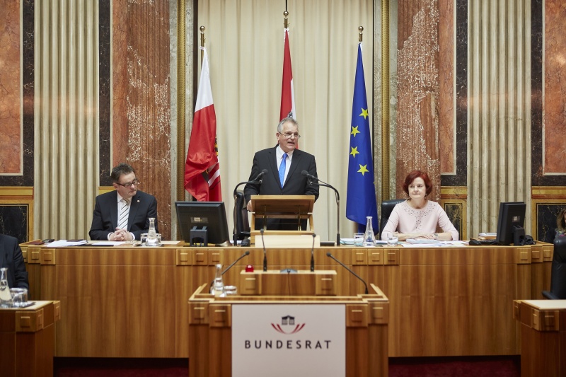 Bundesratspräsident Gottfried Kneifel (V) bei seiner Abschiedsrede am Präsidium