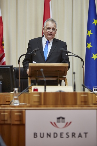 Bundesratspräsident Gottfried Kneifel (V) bei seiner Abschiedsrede am Präsidium