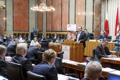 Bundesrat Hans-Jörg Jenewein (F) am Rednerpult. Blick Richtung SitzungsteilnehmerInnen