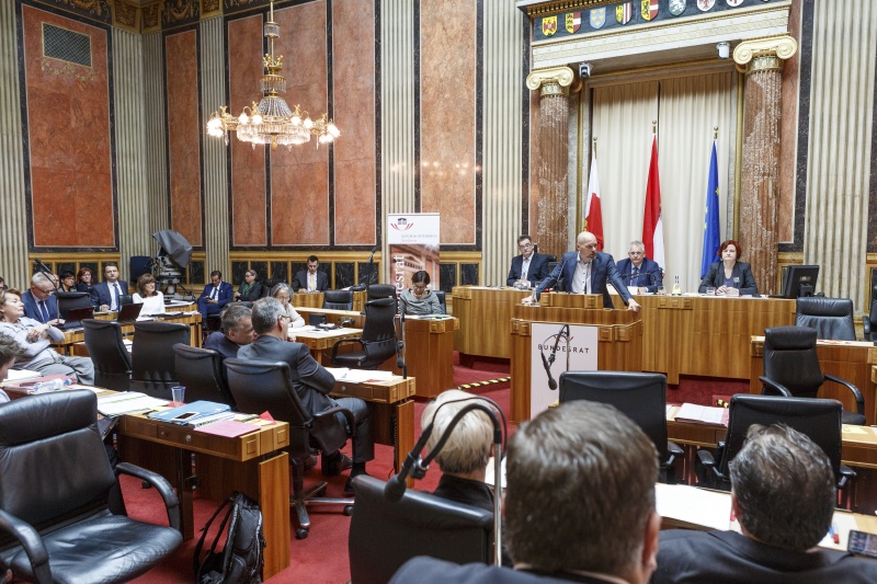 Bundesrat Marco Schreuder (G) am Rednerpult. Blick Richtung SitzungsteilnehmerInnen