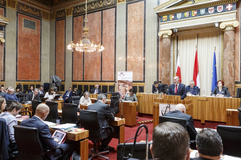 Bundesrat Peter Heger (S) am Rednerpult. Blick Richtung SitzungsteilnehmerInnen