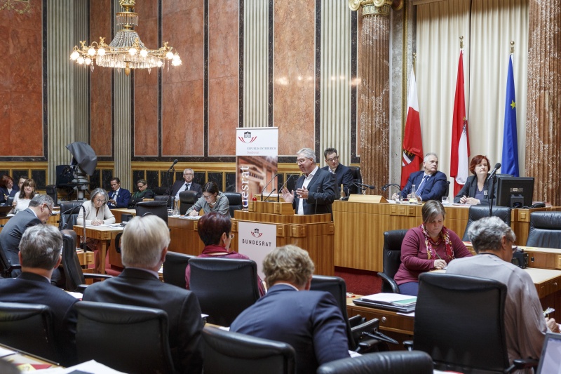 Bundesrat Werner Herbert (F) am Rednerpult. Blick Richtung SitzungsteilnehmerInnen