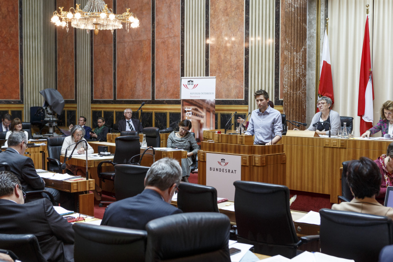 Bundesrat David Stögmüller (G) am Rednerpult. Blick Richtung SitzungsteilnehmerInnen