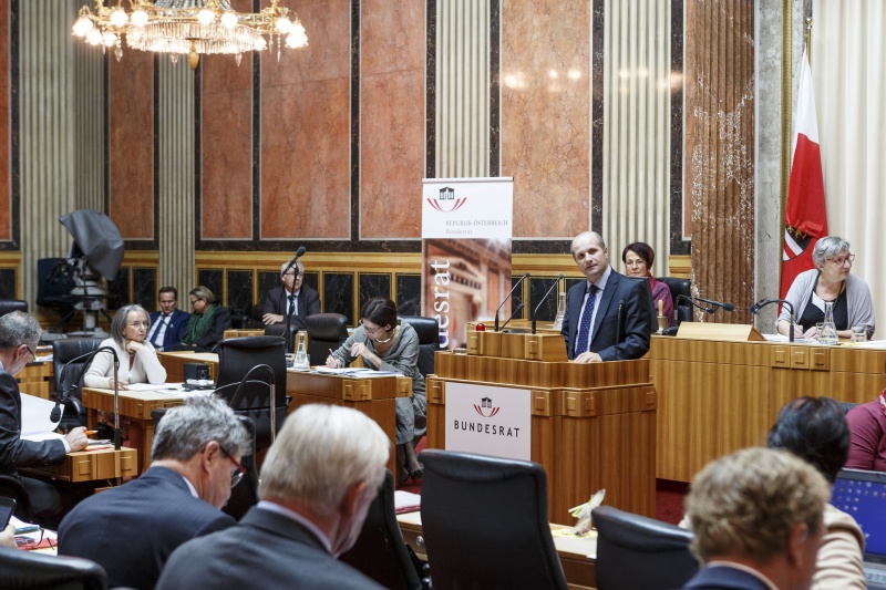 Bundesrat Gerald Zelina (OF) am Rednerpult. Blick Richtung SitzungsteilnehmerInnen