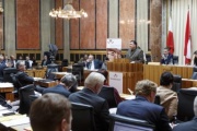 Bundesrat Andreas Köll (V) am Rednerpult. Blick Richtung SitzungsteilnehmerInnen