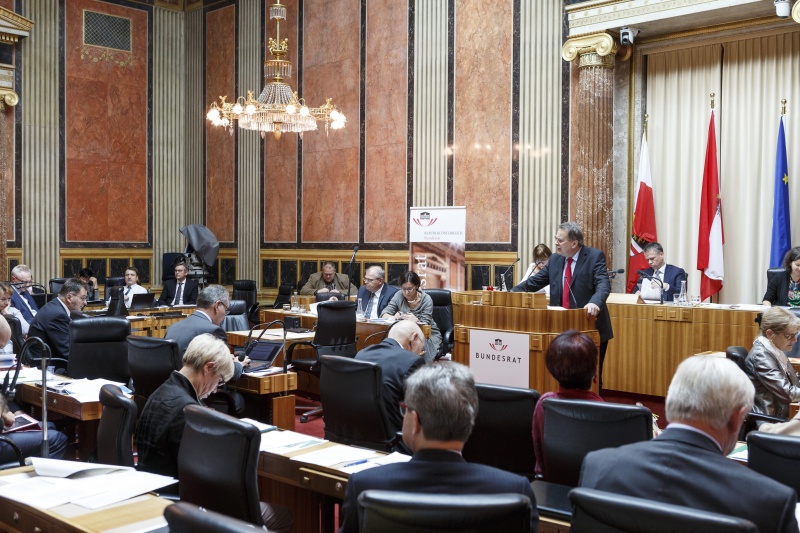 Bundesrat Ewald Lindinger (S) am Rednerpult. Blick Richtung SitzungsteilnehmerInnen