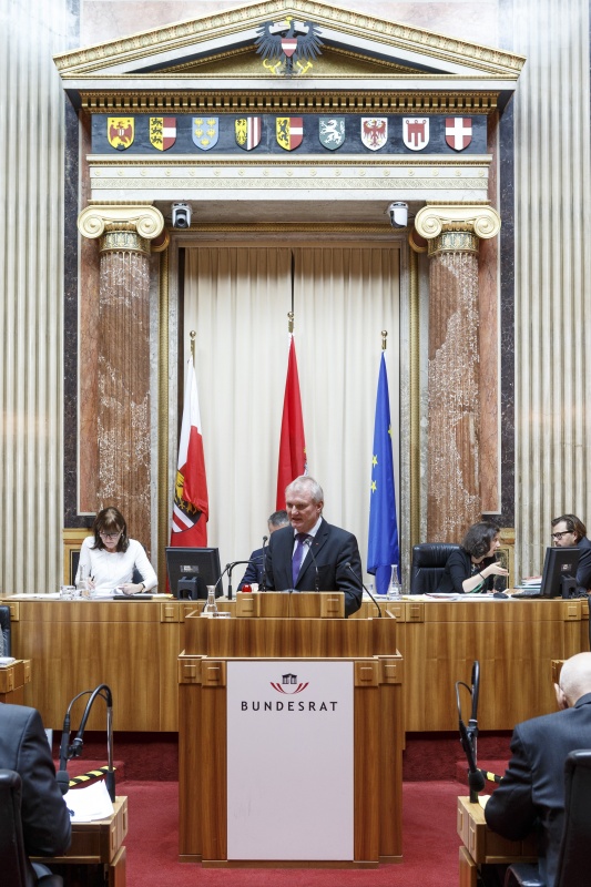 Bundesrat Günther Novak (S) am Rednerpult