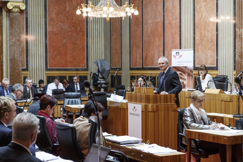 Bundesrat Günther Novak (S) am Rednerpult. Blick Richtung SitzungsteilnehmerInnen