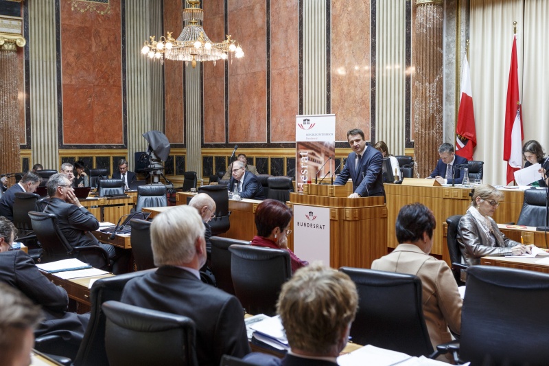 Bundesrat Klaus Fürlinger (V) am Rednerpult. Blick Richtung SitzungsteilnehmerInnen