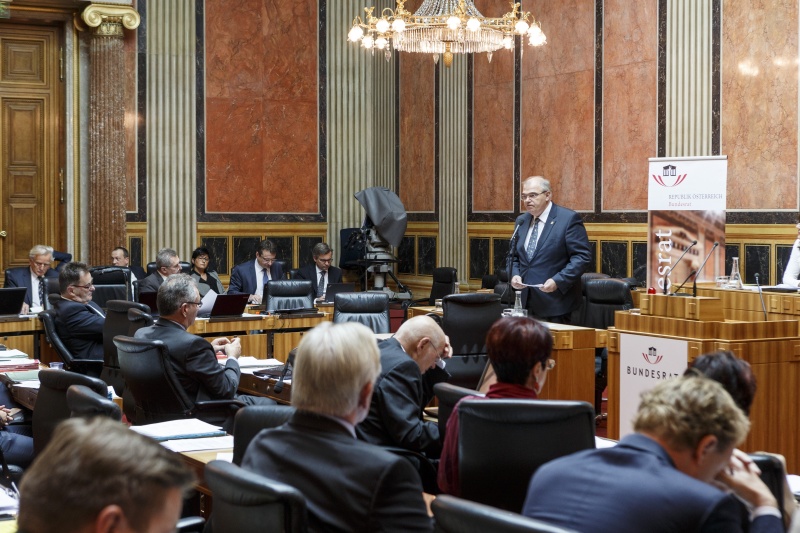 Justizminister Wolfgang Brandstetter am Wort. Blick Richtung SitzungsteilnehmerInnen