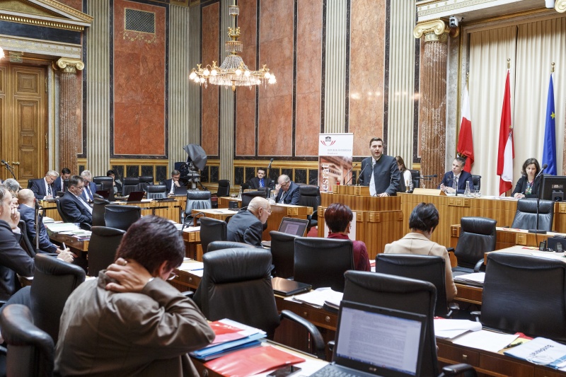 Bundesrat Michael Raml (F) am Rednerpult. Blick Richtung SitzungsteilnehmerInnen