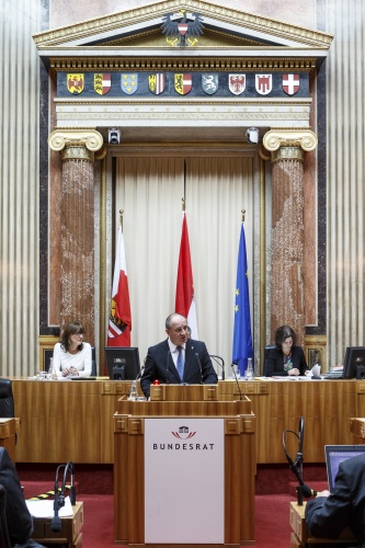 Bundesrat Peter Samt (F) am Rednerpult