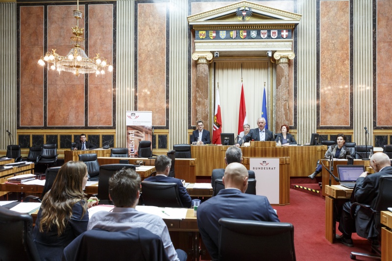 Bundesrat Gerhard Dörfler (F) am Rednerpult. Blick Richtung SitzungsteilnehmerInnen