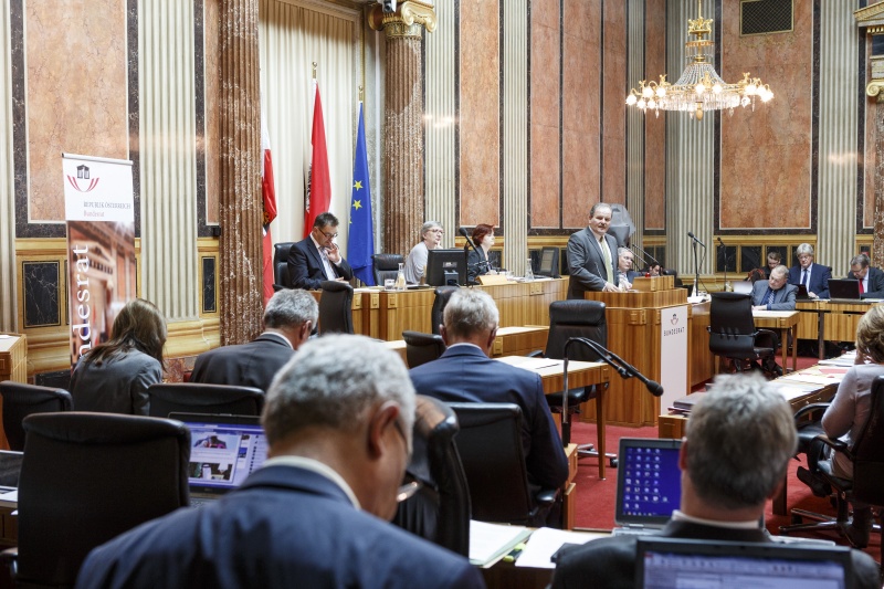 Bundesrat Eduard Köck (V) am Rednerpult. Blick Richtung SitzungsteilnehmerInnen