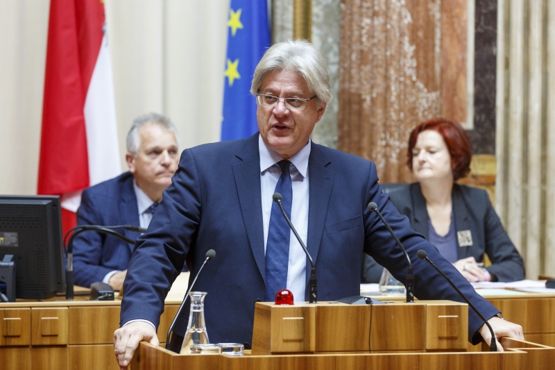 Bundesrat Stefan Schennach (S) am Rednerpult