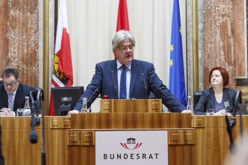 Bundesrat Stefan Schennach (S) am Rednerpult