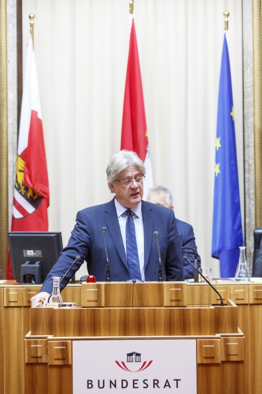 Bundesrat Stefan Schennach (S) am Rednerpult