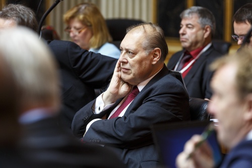 Bundesrat Wolfgang Beer (S) auf seinem Sitzplatz im Plenum