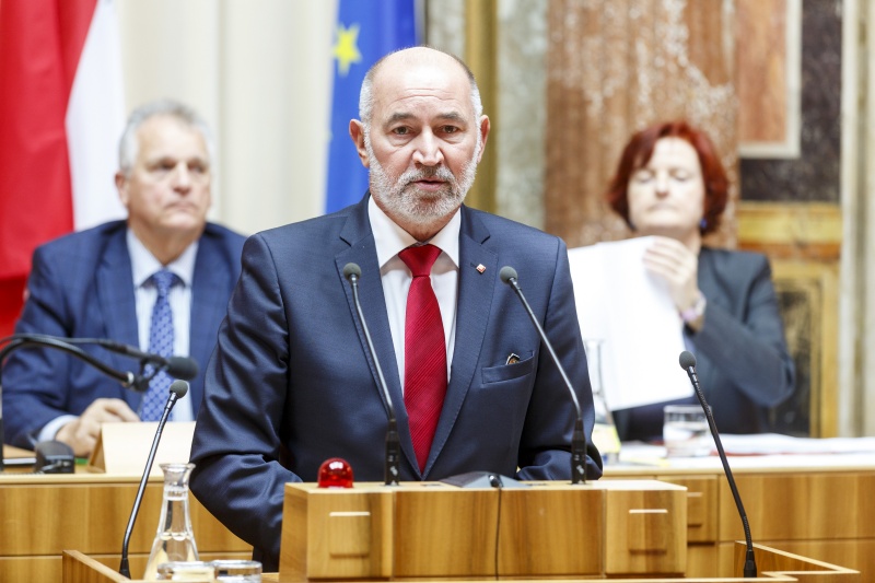 Bundesrat Peter Heger (S) am Rednerpult