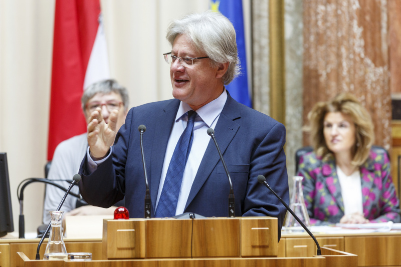 Bundesrat Stefan Schennach (S) am Rednerpult