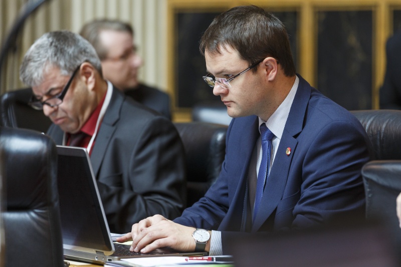 Bundesrat Rene Pfister (S) auf seinem Sitzplatz im Plenum