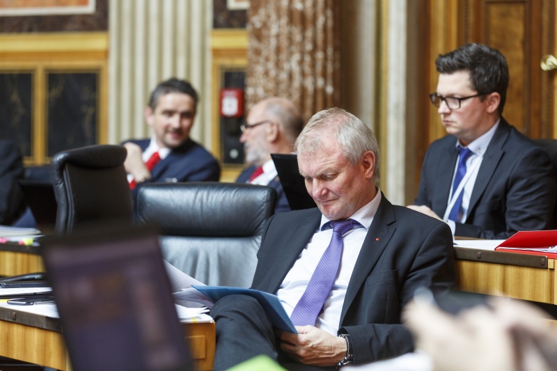 Bundesrat Günther Novak (S) auf seinem Sitzplatz im Plenum