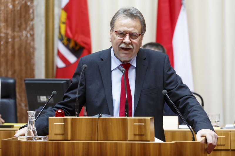Bundesrat Ewald Lindinger (S) am Rednerpult