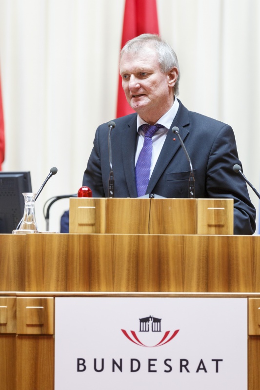 Bundesrat Günther Novak (S) am Rednerpult
