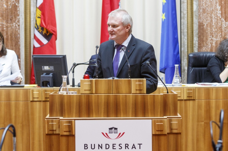 Bundesrat Günther Novak (S) am Rednerpult