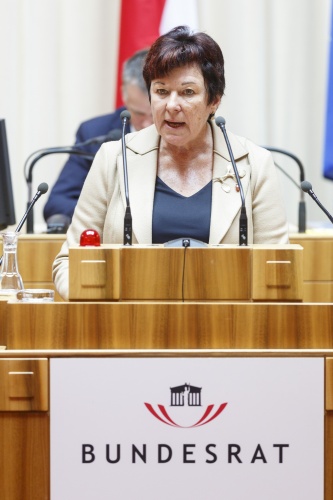 Bundesrätin Susanne Kurz (S) am Rednerpult