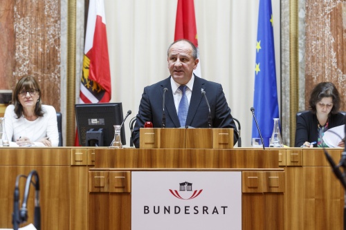 Bundesrat Peter Samt (F) am Rednerpult