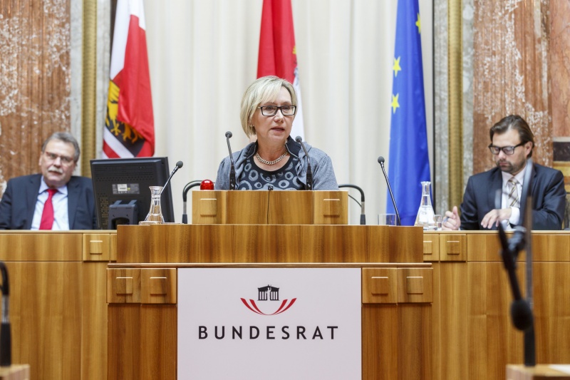 Bundesrätin Adelheid Ebner (S) am Rednerpult