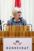 Bundesrätin Adelheid Ebner (S) am Rednerpult