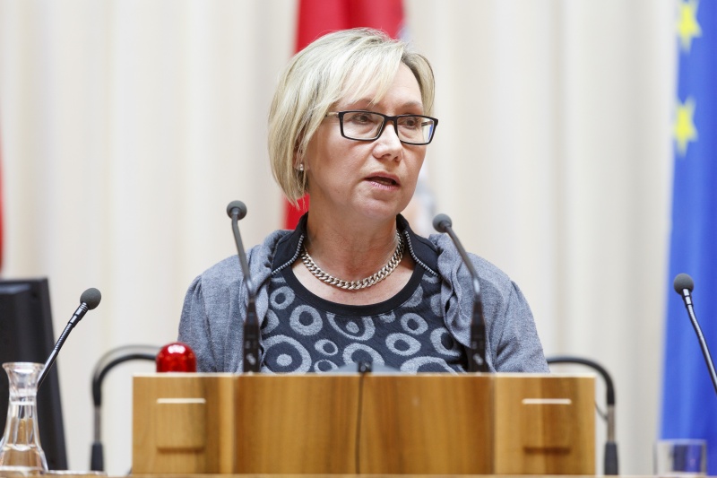 Bundesrätin Adelheid Ebner (S) am Rednerpult