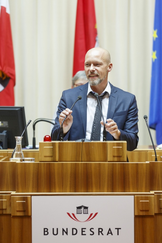 Abschiedsrede von Bundesrat Marco Schreuder (G) am Rednerpult